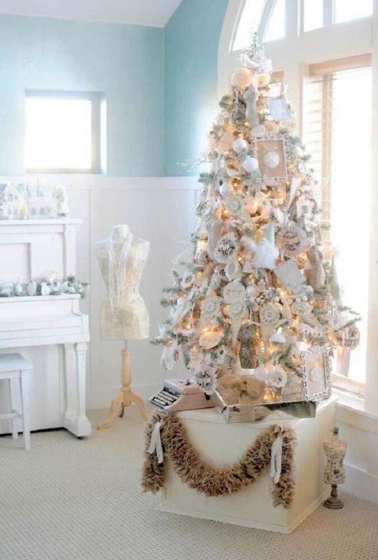 26. Decoração clean com árvore de natal branca decorada – Foto: Carmen Hummer