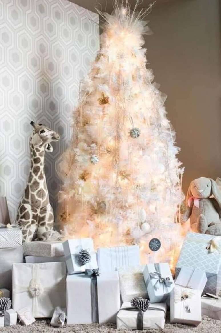 25. Para um estilo mais moderno de decoração natalina, tenha uma árvore branca bem iluminada mas com poucos enfeites natalinos – Foto: Pinterest
