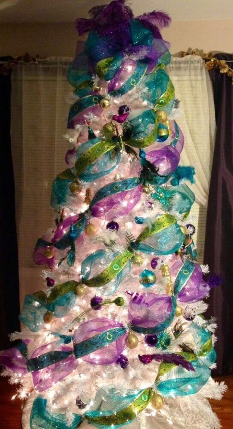 27. Decoração colorida para árvore de natal branca – Foto: Pinterest