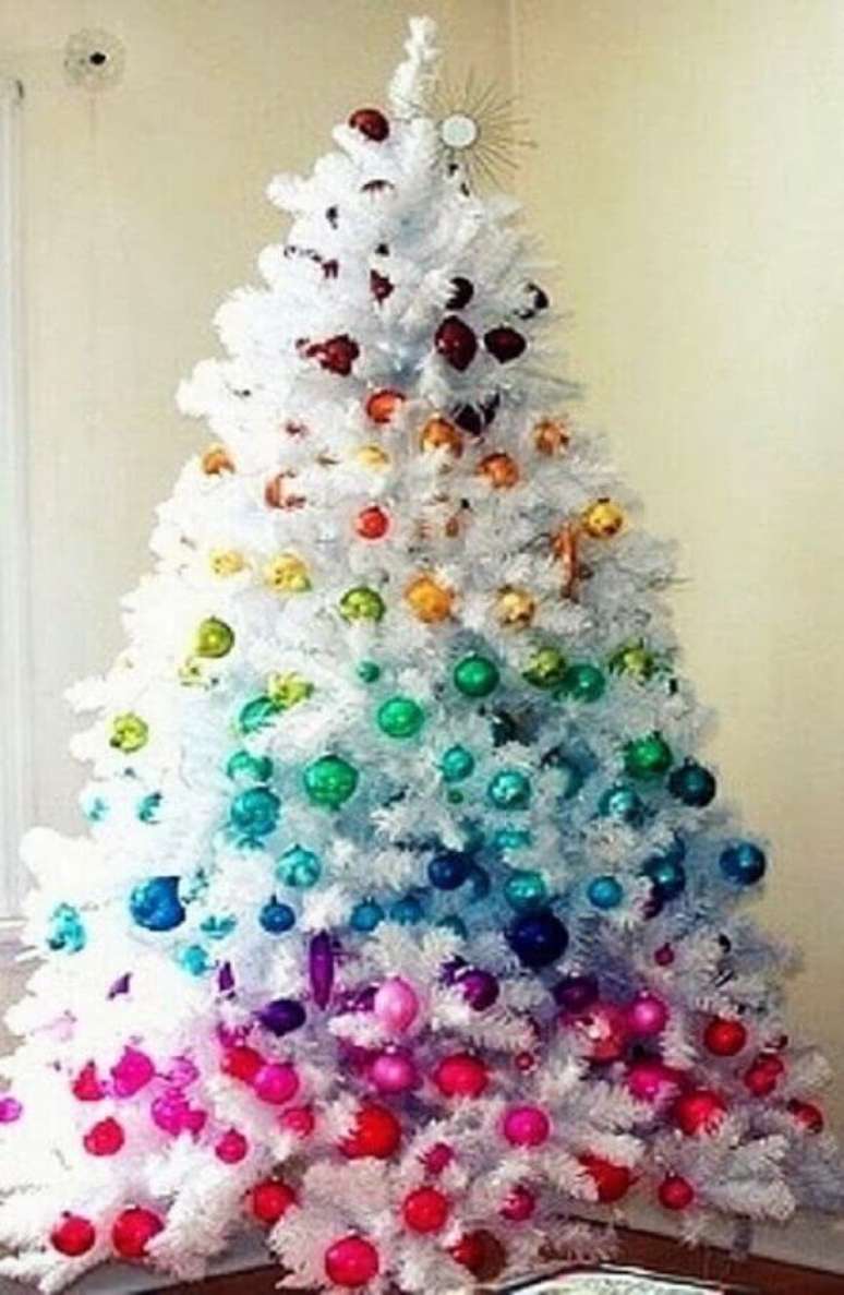 11. Para um ambiente mais alegre invista em um árvore de natal branca com enfeites coloridos – Foto: Hare Maristeit