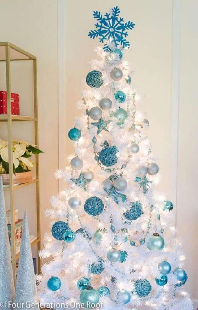28. A &aacute;rvore de natal branca e azul tamb&eacute;m fica perfeita para ambientes mais minimalistas e modernos &ndash; Foto: Decoration For Home