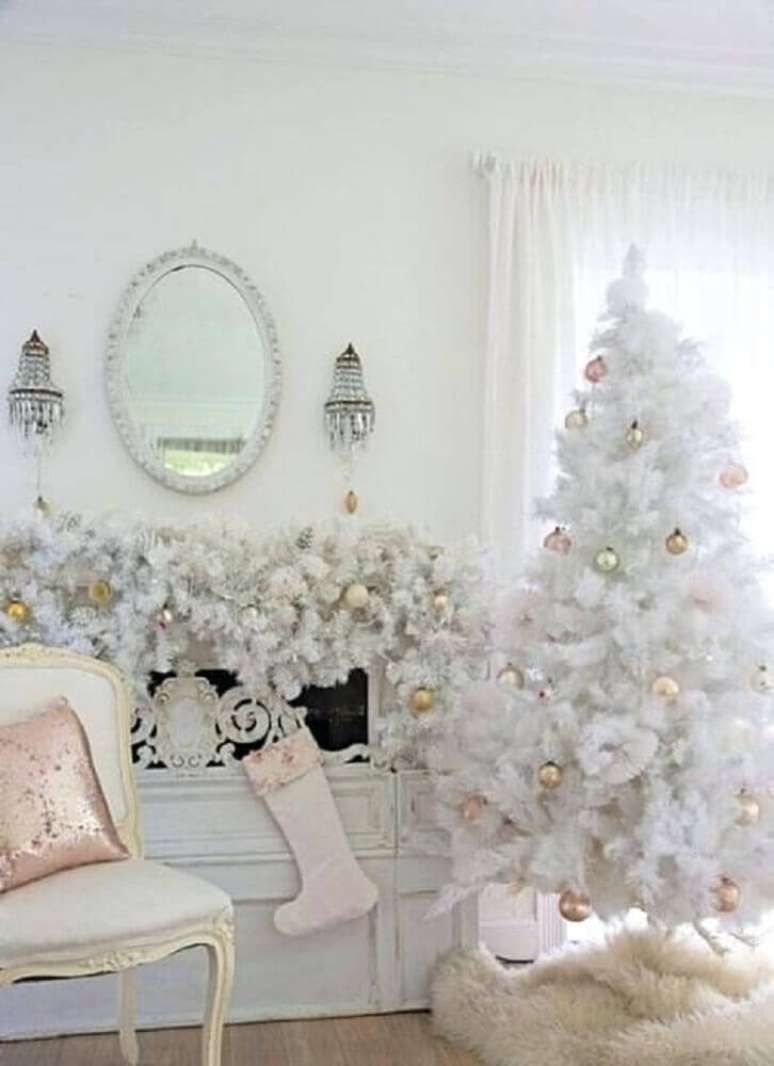 20. Decoração para sala de estar toda branca com árvore de natal branca – Foto: Lori Kennedy