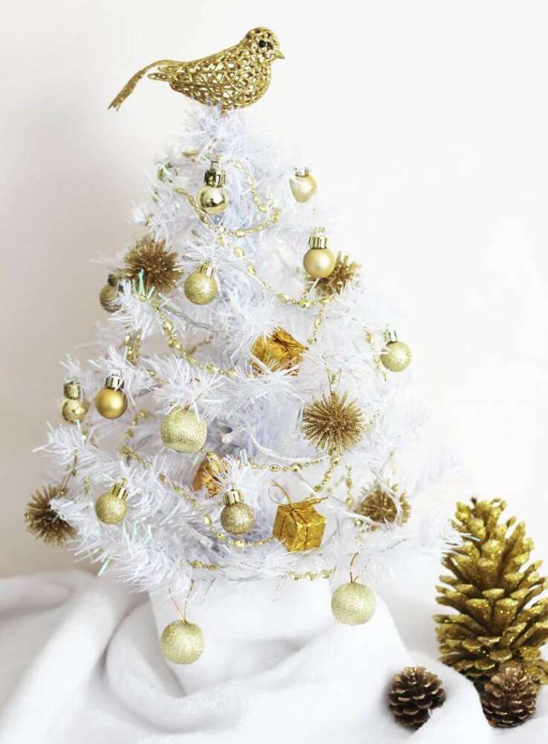 21. A árvore de natal branca pequena é perfeita para decorar ambientes mais compactos – Foto: The Holk