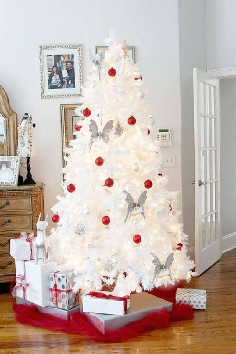 22. Decoração com árvore de natal branca decorada com enfeites natalinos vermelhos e prata – Foto: Duke Manor Farm
