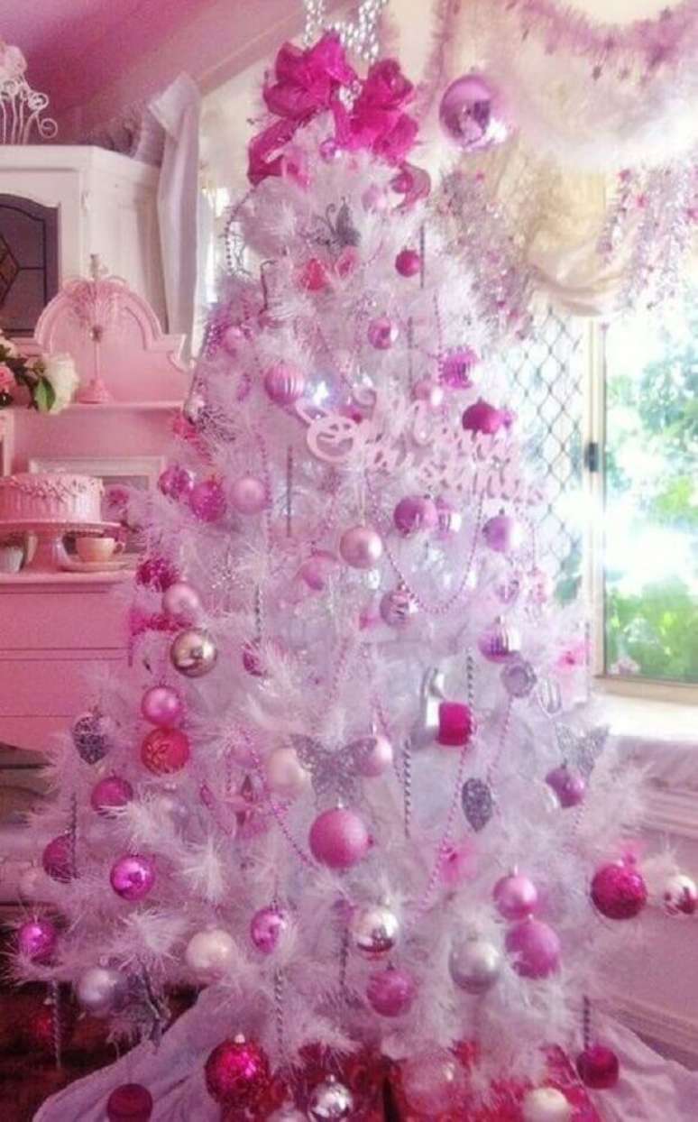 9. Árvore de natal branca decorada com itens cor de rosa para uma decoração natalina mais delicada – Foto: Pinterest