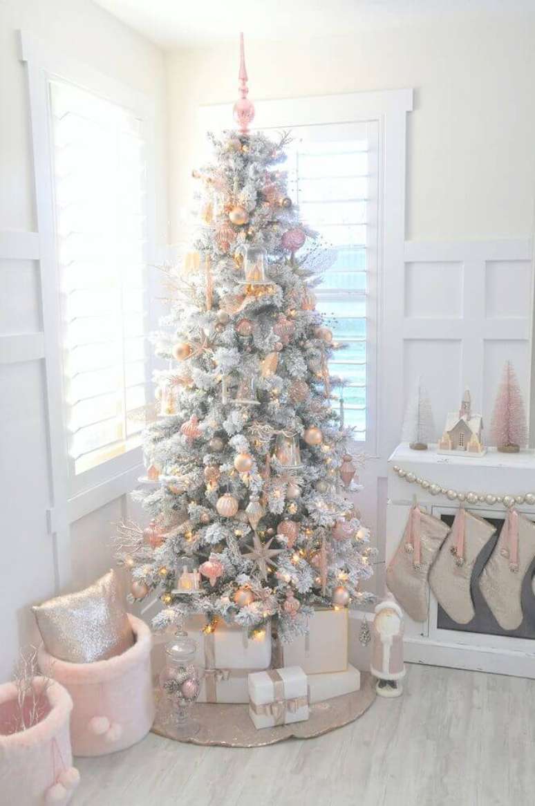 24. Linda decoração para sala com árvore de natal branca decorada com enfeites delicados – Foto: My Hand Book