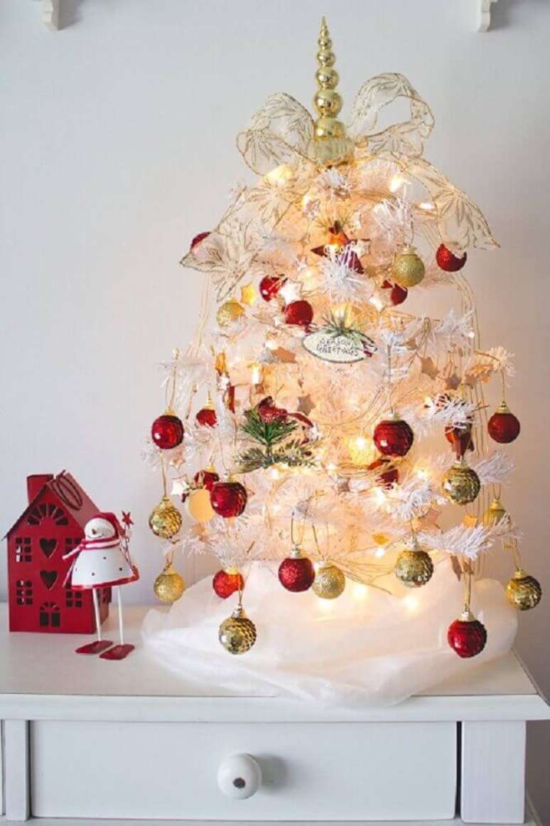 25. Invista em uma árvore de natal pequena para decorar o seu quarto – Foto: Pinterest
