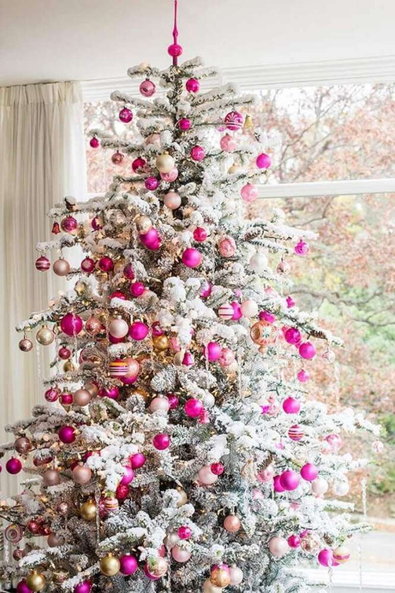 26. Linda decoração para árvore de natal branca com bolas em tons de rosa – Foto: Lovingit