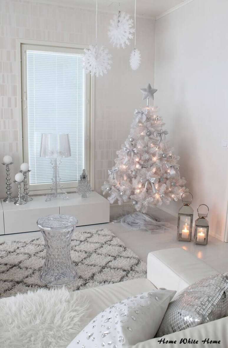 10. Decoração clean e moderna com árvore de natal branca com enfeites de natal prata – Foto: Home White Home