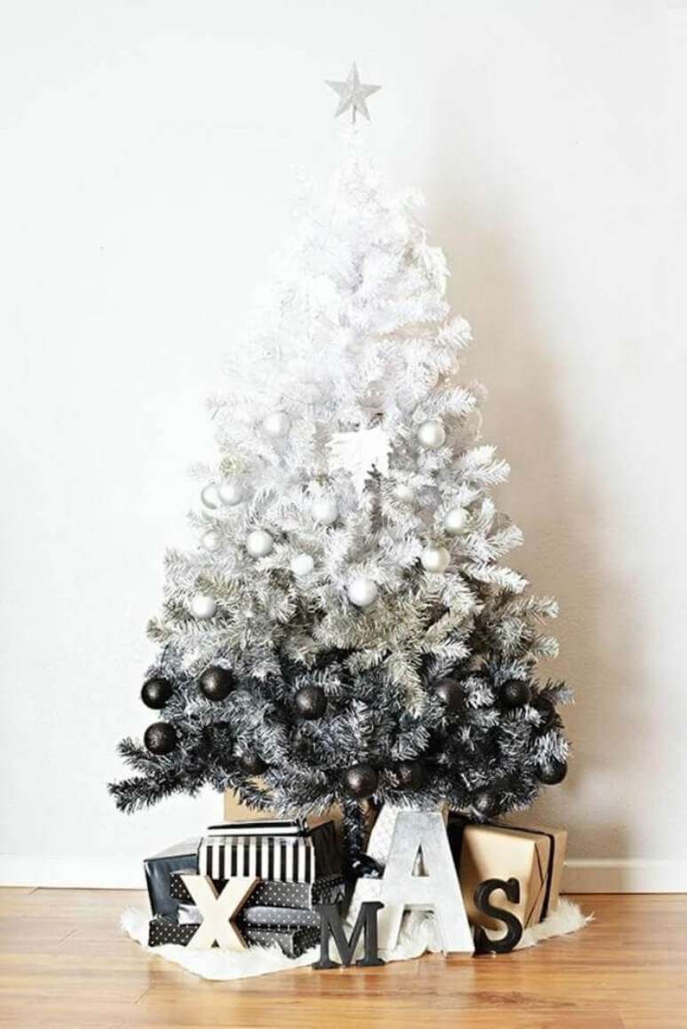 28. Decoração moderna com árvore de natal mesclada em branco e preto – Foto: Navidad