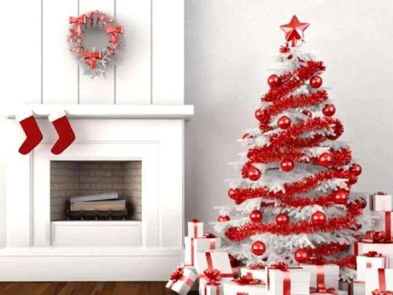 29. Os enfeites natalinos vermelhos ganharam bastante destaque na decoração do ambiente clean com árvore de natal branca – Foto: Pinterest