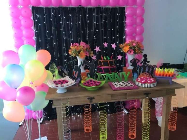 22. Os balões são essenciais para a decoração neon de festa. Foto de Tsuru Lembrancinhas e Festas