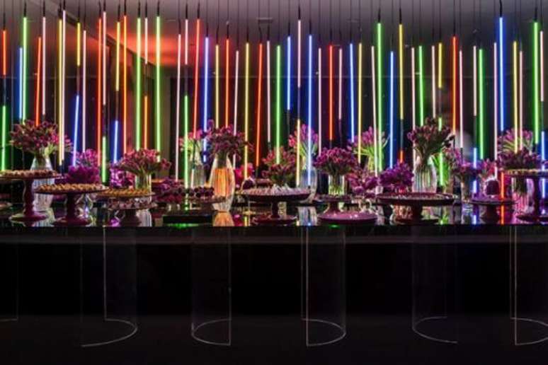 24. Existem tamb&eacute;m bast&otilde;es luminosos que podem ser usados na decora&ccedil;&atilde;o. Foto de Festas Site