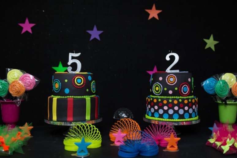 25. O bolo preto com detalhes em cores neon fica super bonito. Foto de Monica Paiva