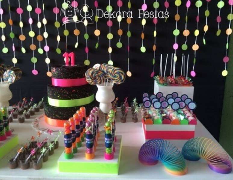 26. O neon pode estar em tudo: nas embalagens, no bolo, na decoração. Foto de Dekora Festas