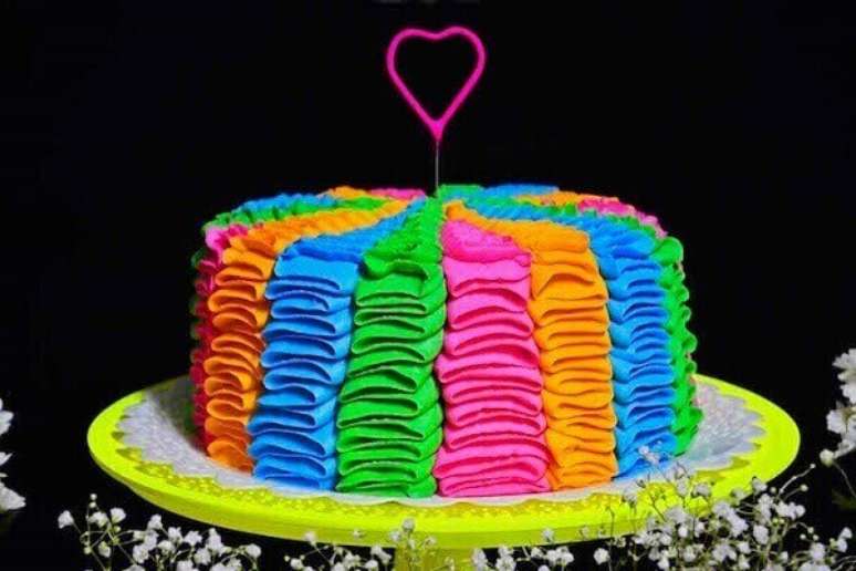 7. O bolo neon é, além de gostoso, super lindo. Foto de Kara’s Party Ideas