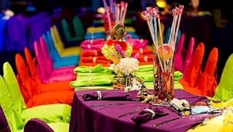 27. Decoração neon com cadeiras e mesas coloridas. Foto de Pinterest