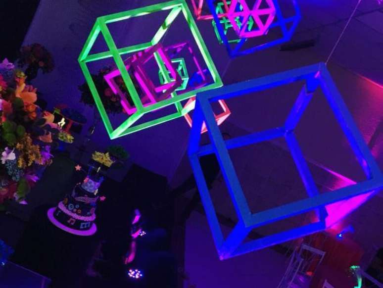 9. Os objetos decorativos, como esses cubos, deixam a decora&ccedil;&atilde;o de festa neon ainda mais completa. Foto de OLX