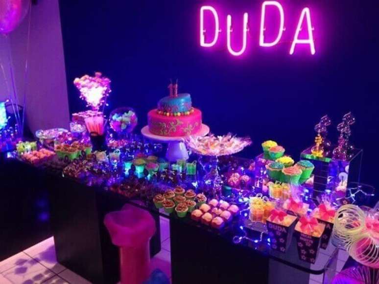 13. O letreiro neon pode ser usado tamb&eacute;m na decora&ccedil;&atilde;o de festa neon. Foto de Pinterest