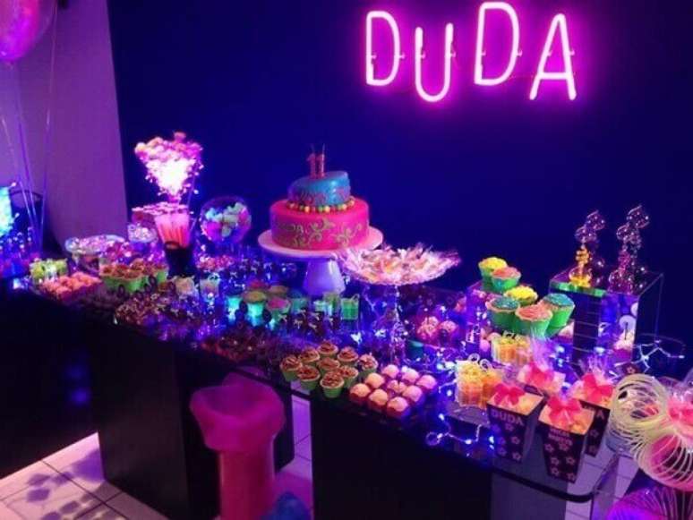 13. O letreiro neon pode ser usado também na decoração de festa neon. Foto de Pinterest