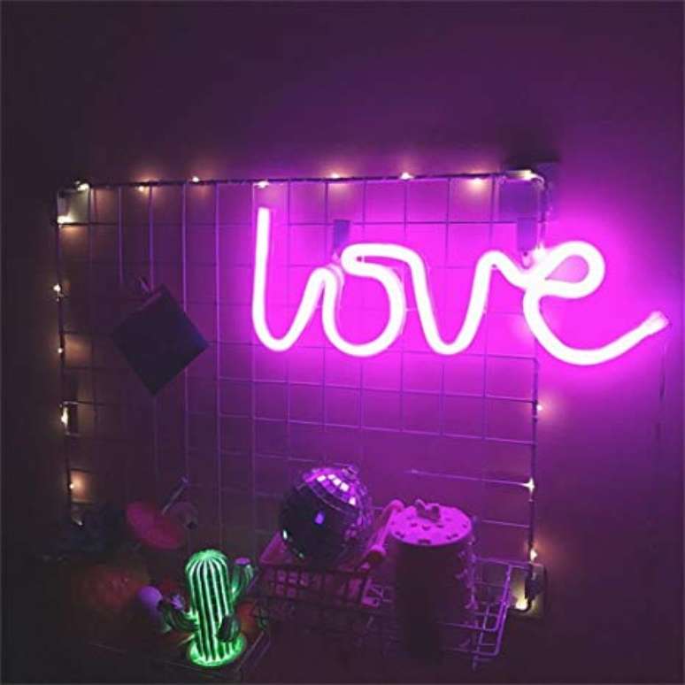 28. O letreiro neon com as luzes pisca pisca d&aacute; um charme incr&iacute;vel &agrave; decora&ccedil;&atilde;o. Foto de Amazon