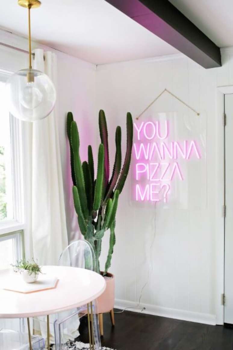 31. A decora&ccedil;&atilde;o neon pode ser feita nos detalhes. Foto de Pinterest