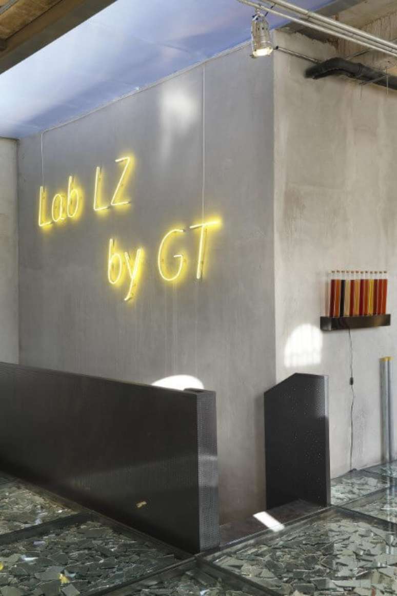 44. A decora&ccedil;&atilde;o neon com letreiro deixou esse escrit&oacute;rio mais moderno. Projeto de Gisele Taranto