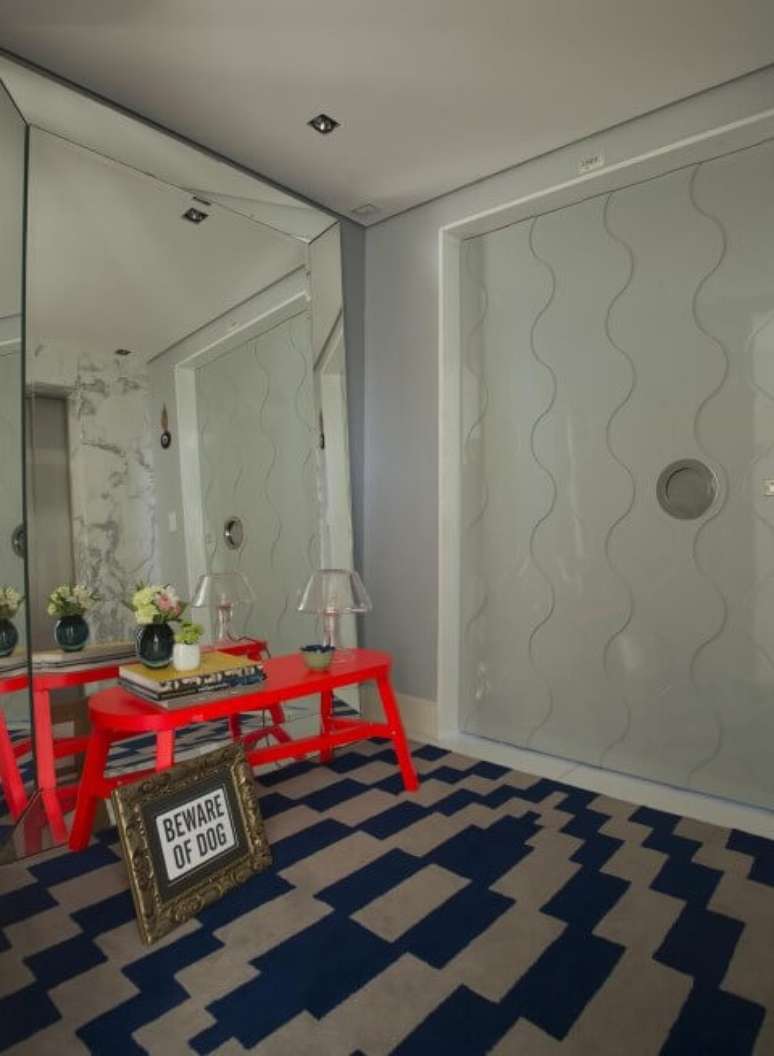 46. A decora&ccedil;&atilde;o neon desse hall de entrada foi feito apenas com o banco colorido. Projeto de Rodrigo Maia