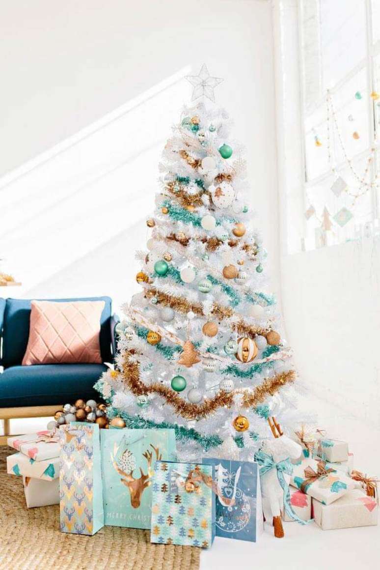 30. Decoração para sala com árvore de natal branca decorada com enfeites natalinos nas cores dourada, prata e verde – Foto: Pinterest