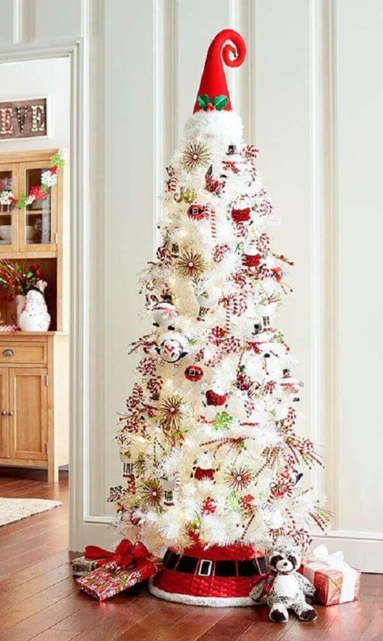 31, Linda decoração com árvore de natal branca com chapéu vermelho na ponta – Foto: Pinterest