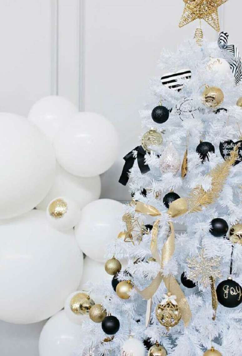 34. Modernidade e sofisticação para decoração de árvore de natal branca com enfeites pretos e dourados – Foto: Pinterest