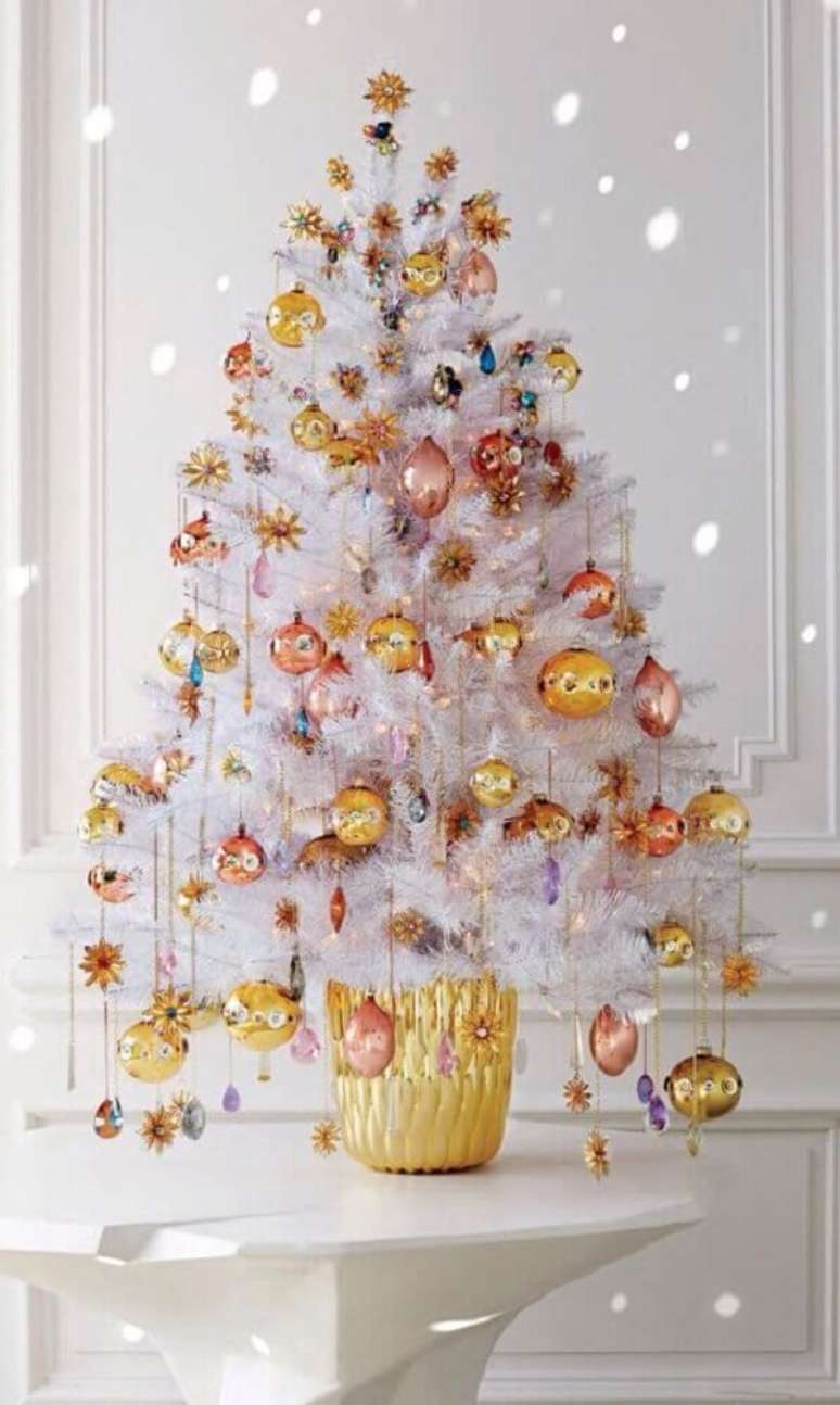 35. Decoração para árvore de natal branca e pequena – Foto: Pinterest