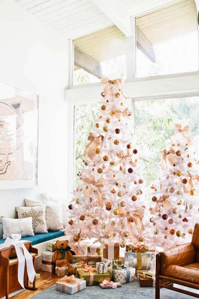 37. Decoração para sala com árvore de natal branca e dourada – Foto: Damask & Dentelle