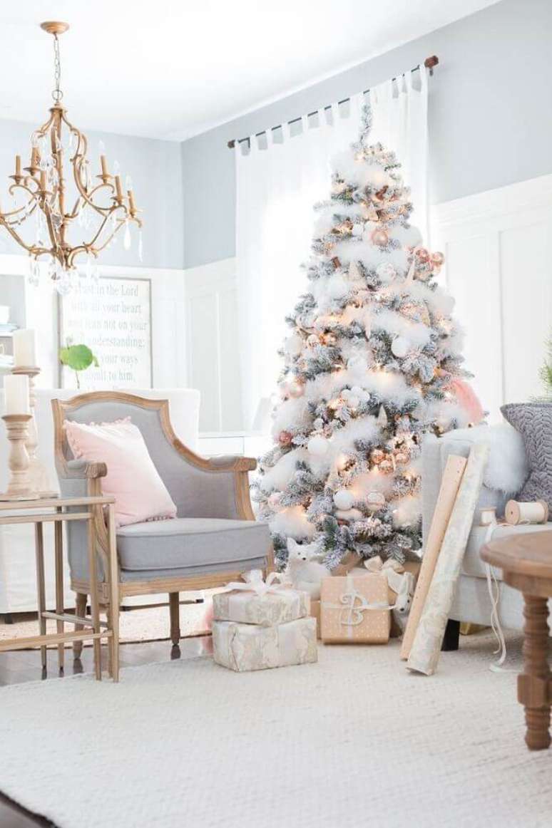 38. Decoração para sala em tons neutros com árvore de antal branca decorada – Foto: Azra Magazin