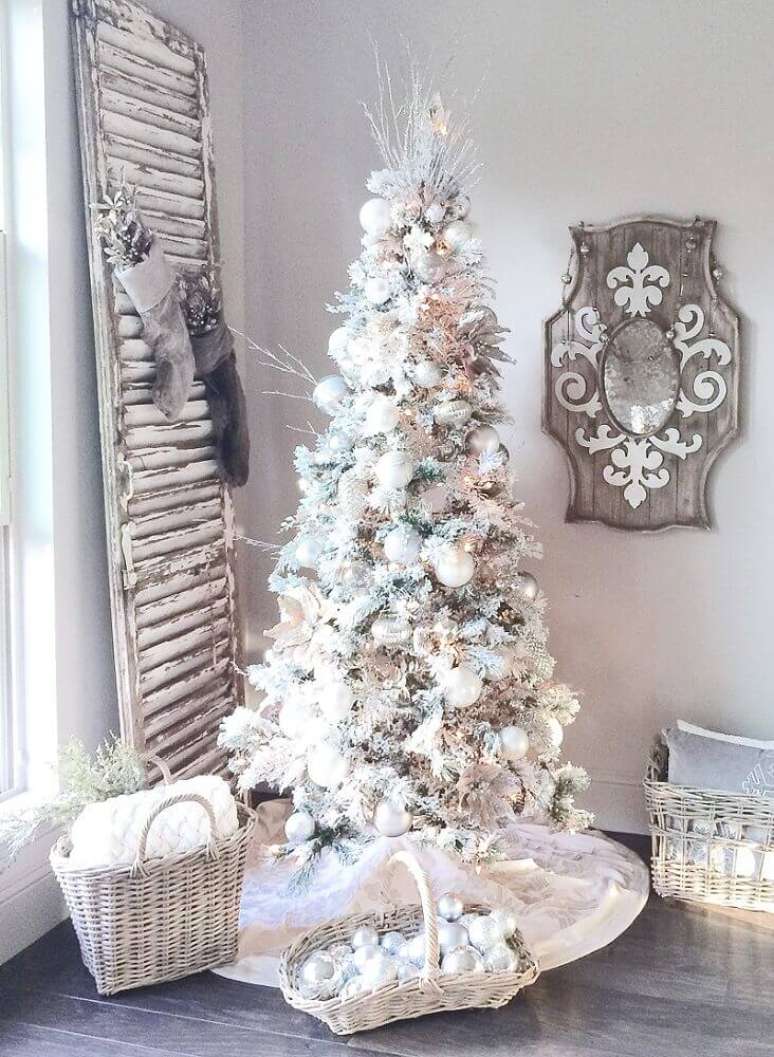 39. A árvore de natal branca também combina com ambientes rústicos – Foto: Pinterest