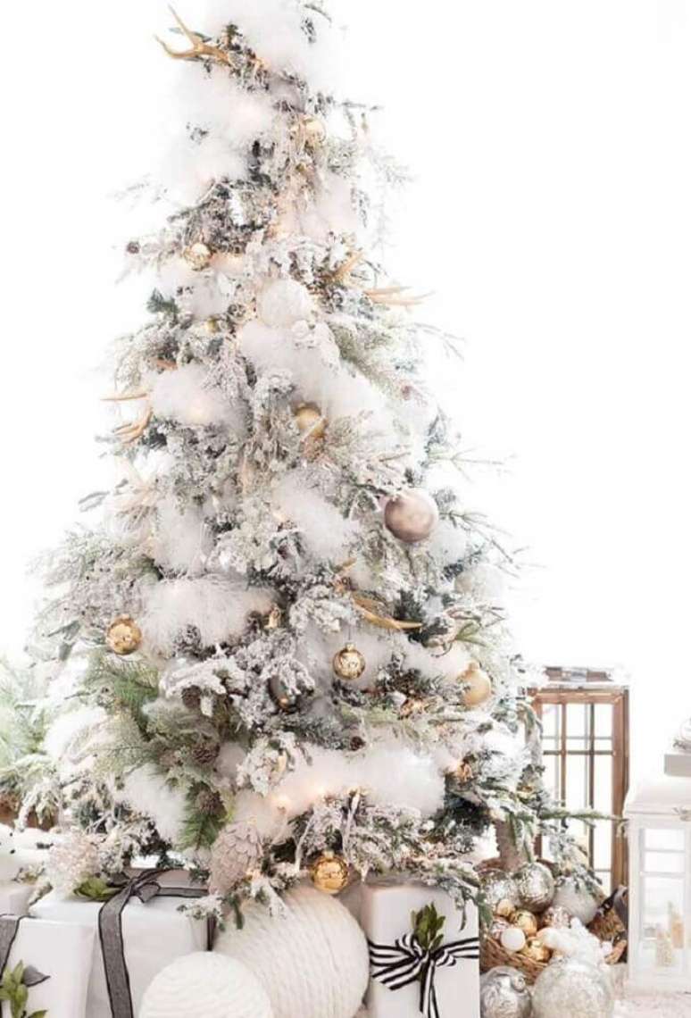 40. Decoração rústica para árvore de natal branca – Foto: Camilla Bellini