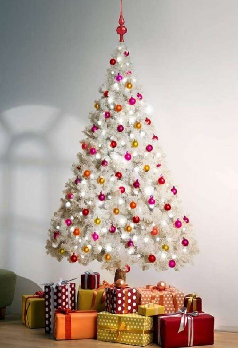 41. Decora&ccedil;&atilde;o simples com &aacute;rvore de natal enfeitada com bolas coloridas &ndash; Foto: Assetproject