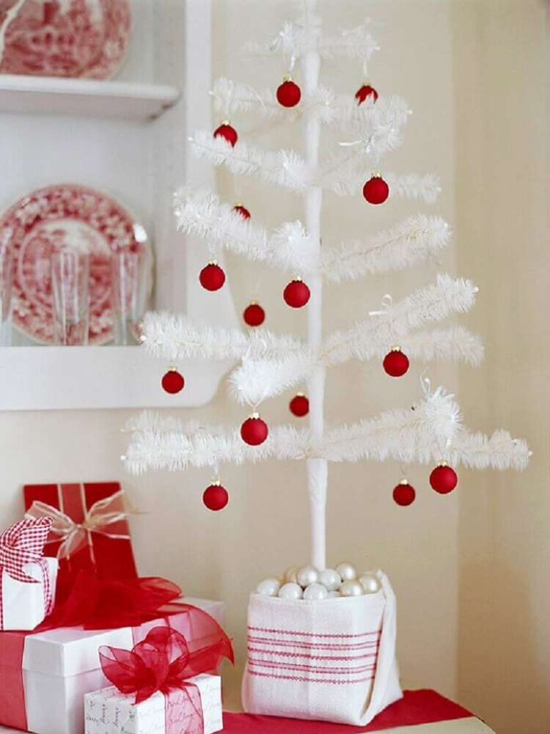 42. Delicada decoração com árvore de natal pequena e branca enfeitada com bolas vermelhas – Foto: Modern Furniture