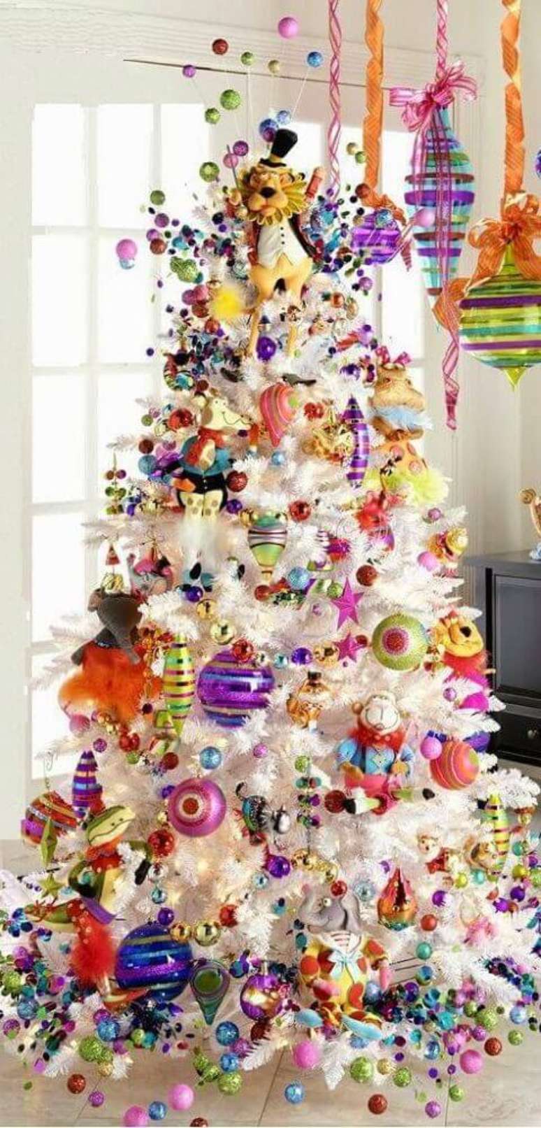 43. Os enfeites natalinos coloridos são perfeitos para uma decoração mais divertida para a árvore de natal branca – Foto: Canadian Living