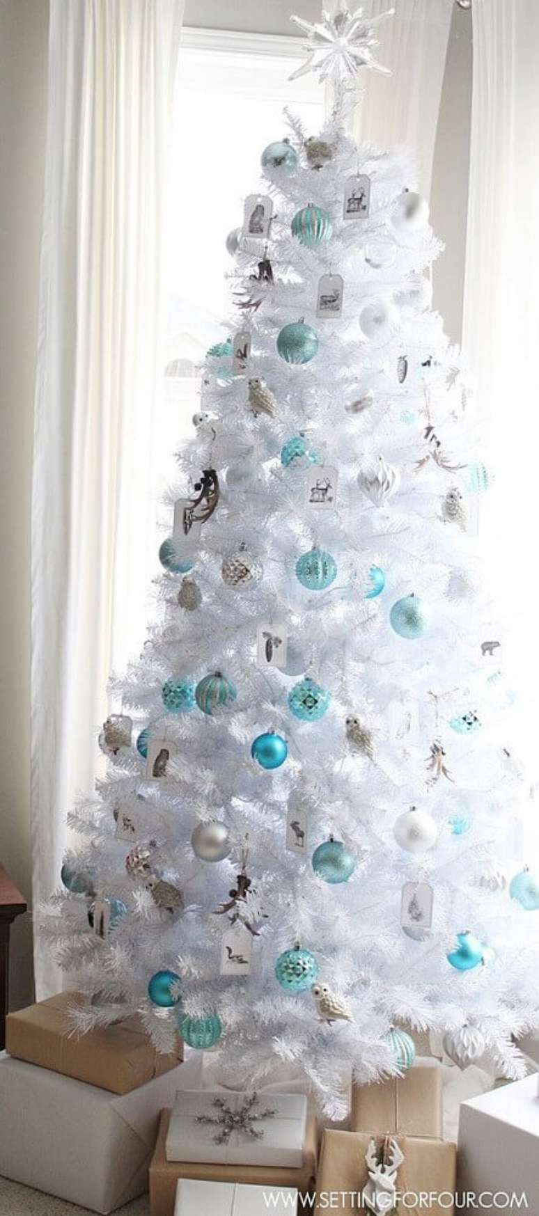44. Decoração para árvore de antal branca e azul – Foto: Identity Campaigning