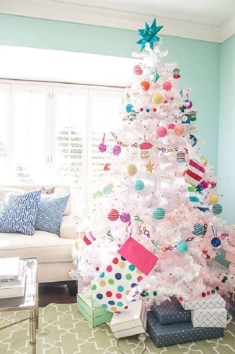 45. Decora&ccedil;&atilde;o divertida para &aacute;rvore de natal branca com enfeites coloridos &ndash; Foto: Home Decor