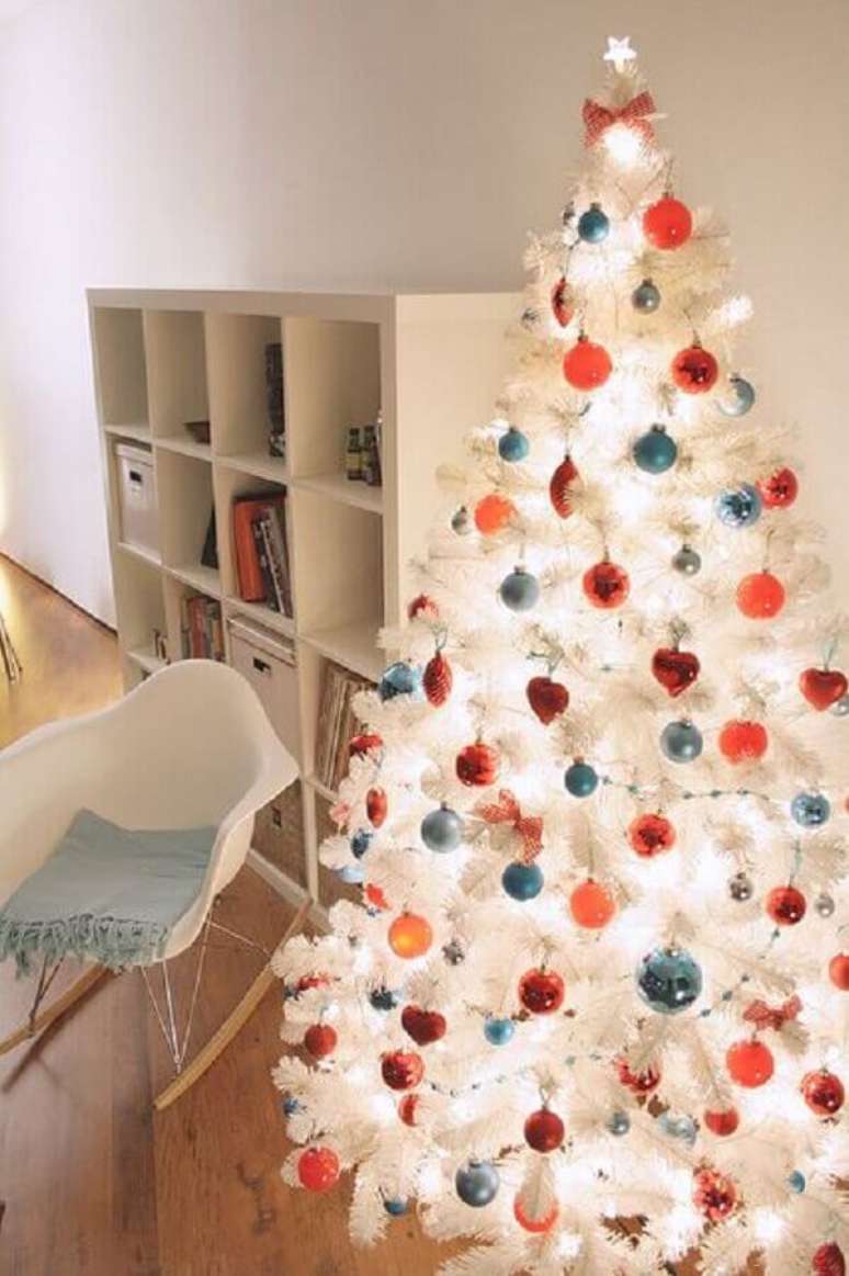 46. Decoração com bolas coloridas para árvore de natal branca – Foto: Pinterest