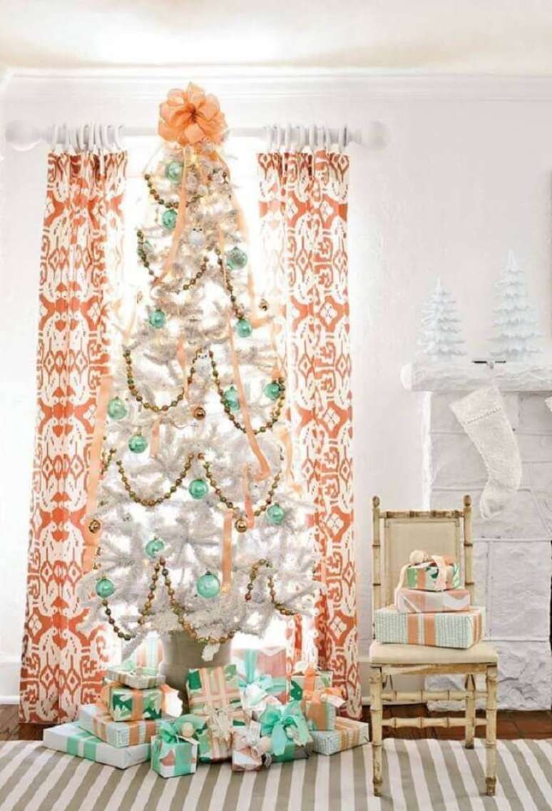 47. Sala decorada com grande árvore de natal decorada com bolas verdes – Foto: Pinterest
