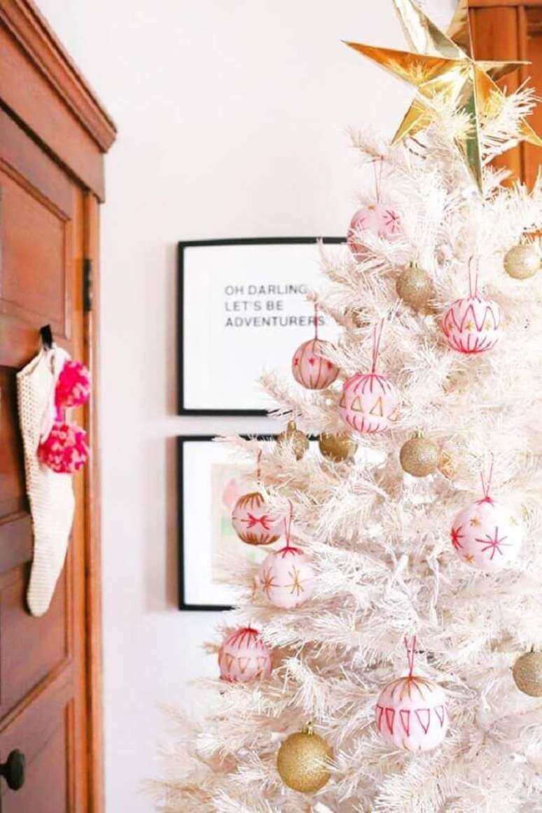 48. Os enfeites em tons de rosa são perfeitos para levar mais delicadeza a árvore de natal branca – Foto: A Beautiful Mess