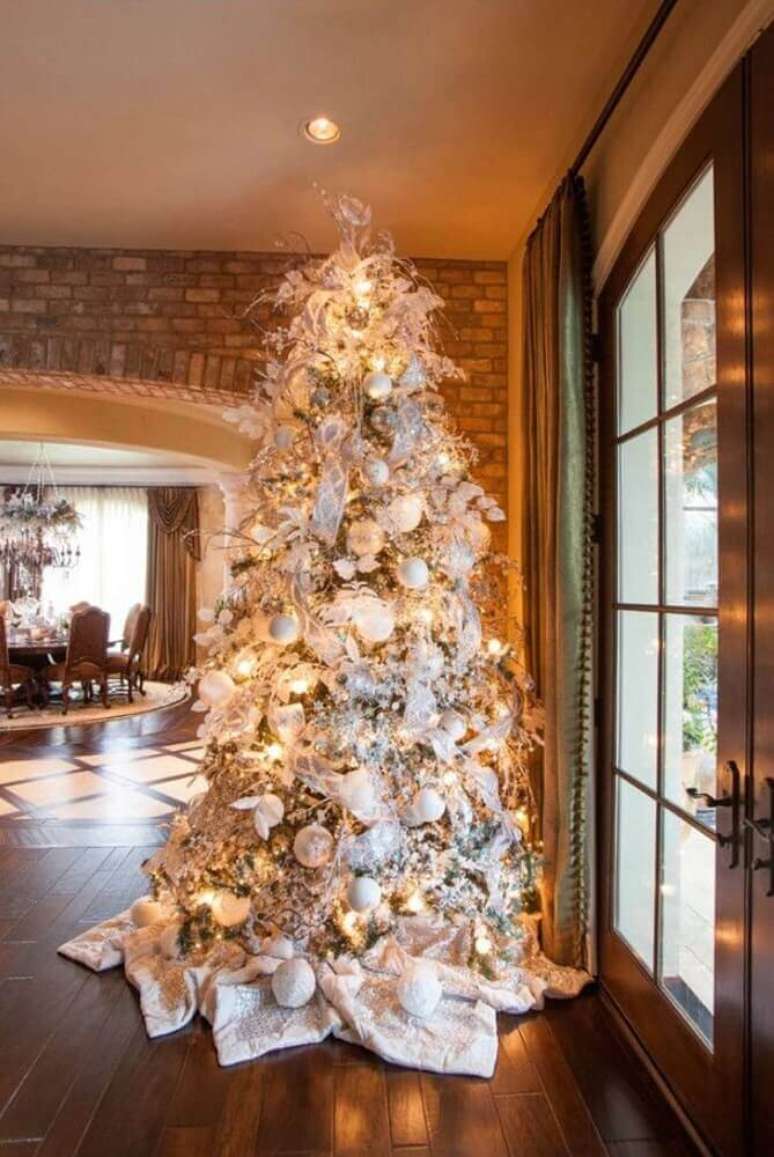 51. Linda árvore de natal decorada com muitos enfeites natalinos – Foto: Lighting Reference