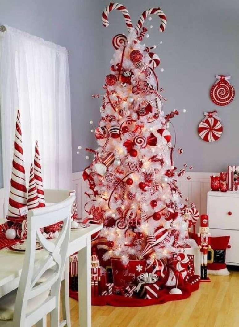 53. A árvore de natal decorada com enfeites vermelhos é super tradicional e é certeza de uma linda decoração natalina – Foto: Chicas Aloha