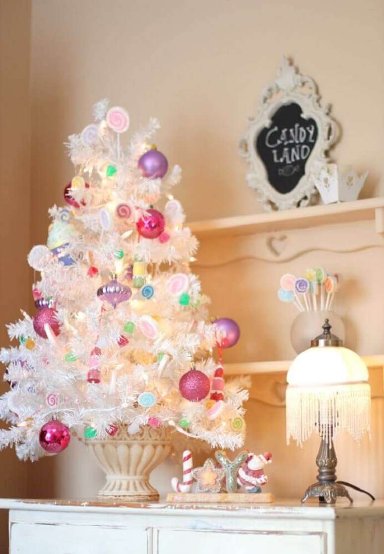 6. Decoração delicada com árvore de natal branca pequena – Foto: Pinterest