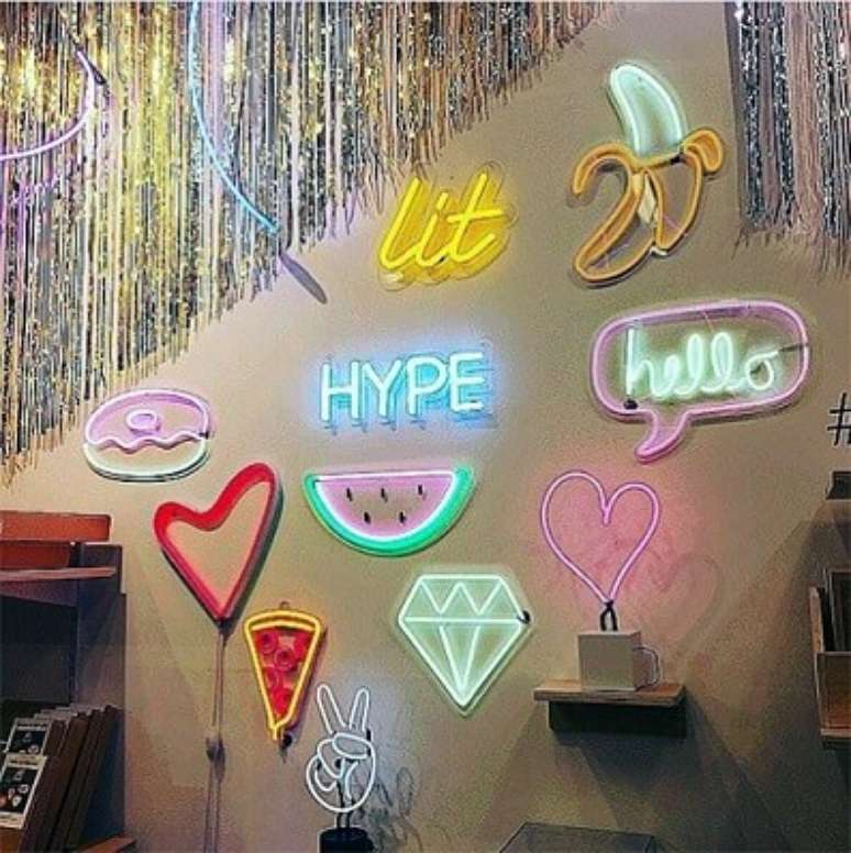 40. Que tal fazer sua decoração neon com várias luminárias diferentes? Foto de Urban Outfitters