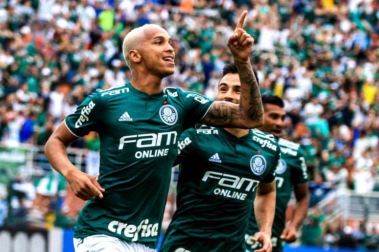 Deyverson comemora gol na vitória do Palmeiras contra o Grêmio