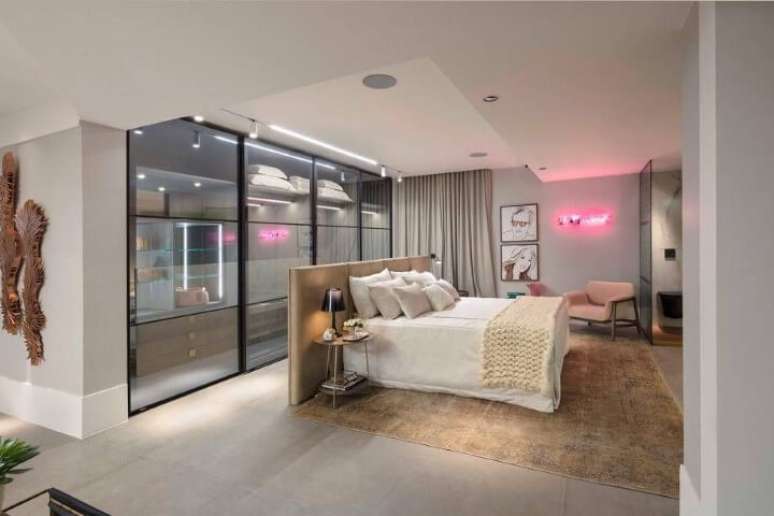 36. O quarto com decora&ccedil;&atilde;o neutra fica mais divertido com o letreiro rosa. Projeto de Casa Cor Bras&iacute;lia 17